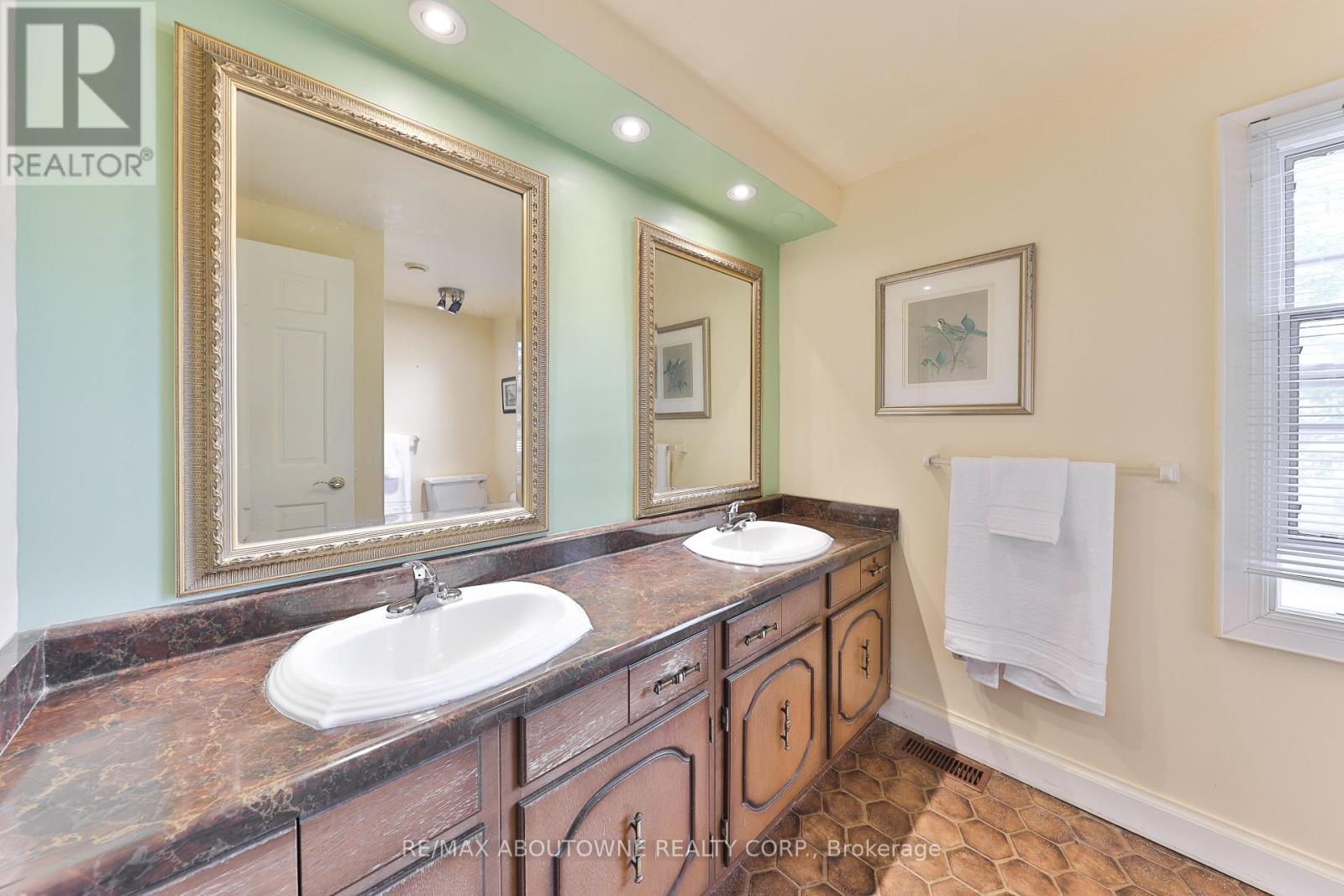 












218 NORTH SHORE BOULEVARD W

,
Burlington (Bayview),




Ontario
L7T1A4

