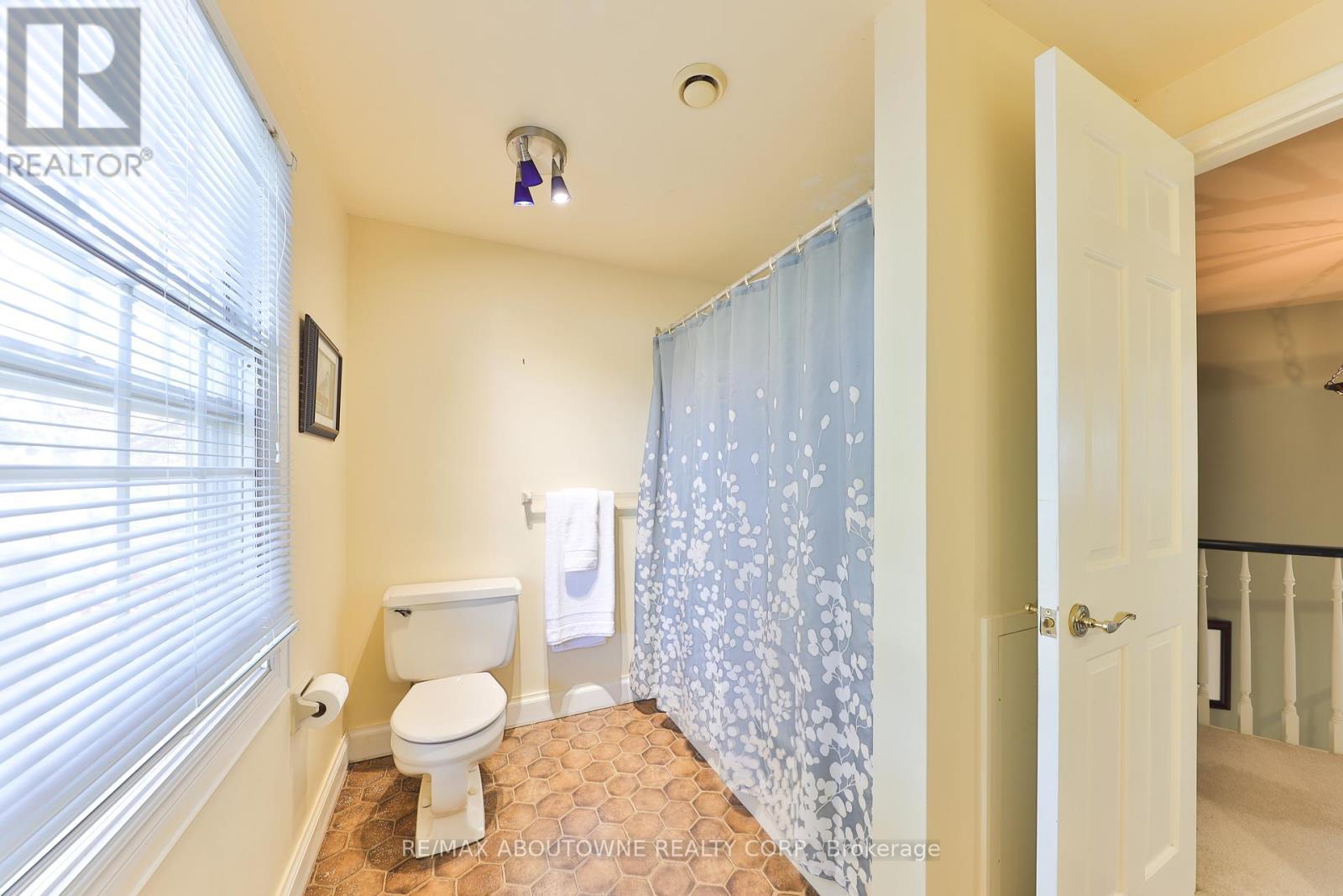 












218 NORTH SHORE BOULEVARD W

,
Burlington (Bayview),




Ontario
L7T1A4

