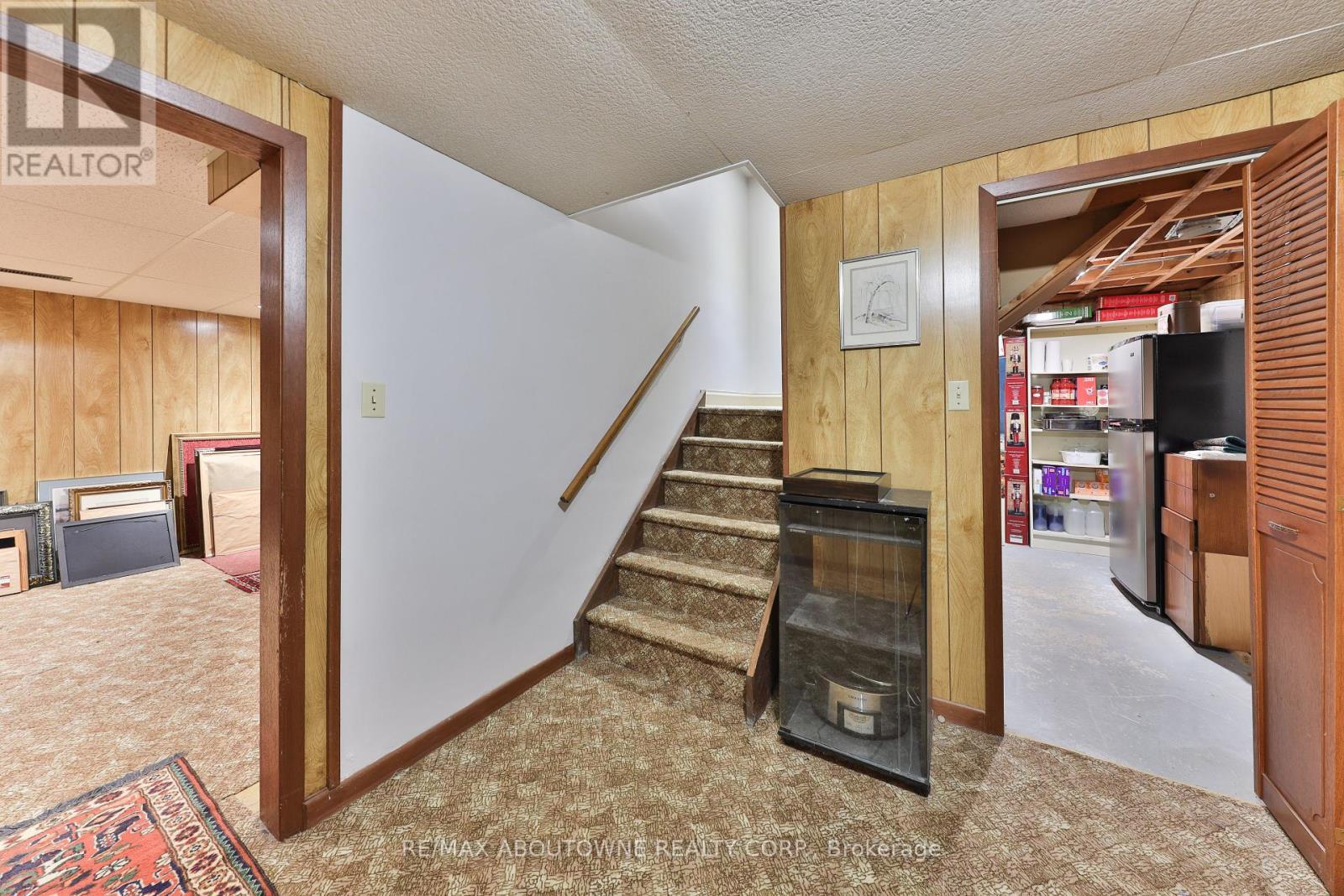 












218 NORTH SHORE BOULEVARD W

,
Burlington (Bayview),




Ontario
L7T1A4

