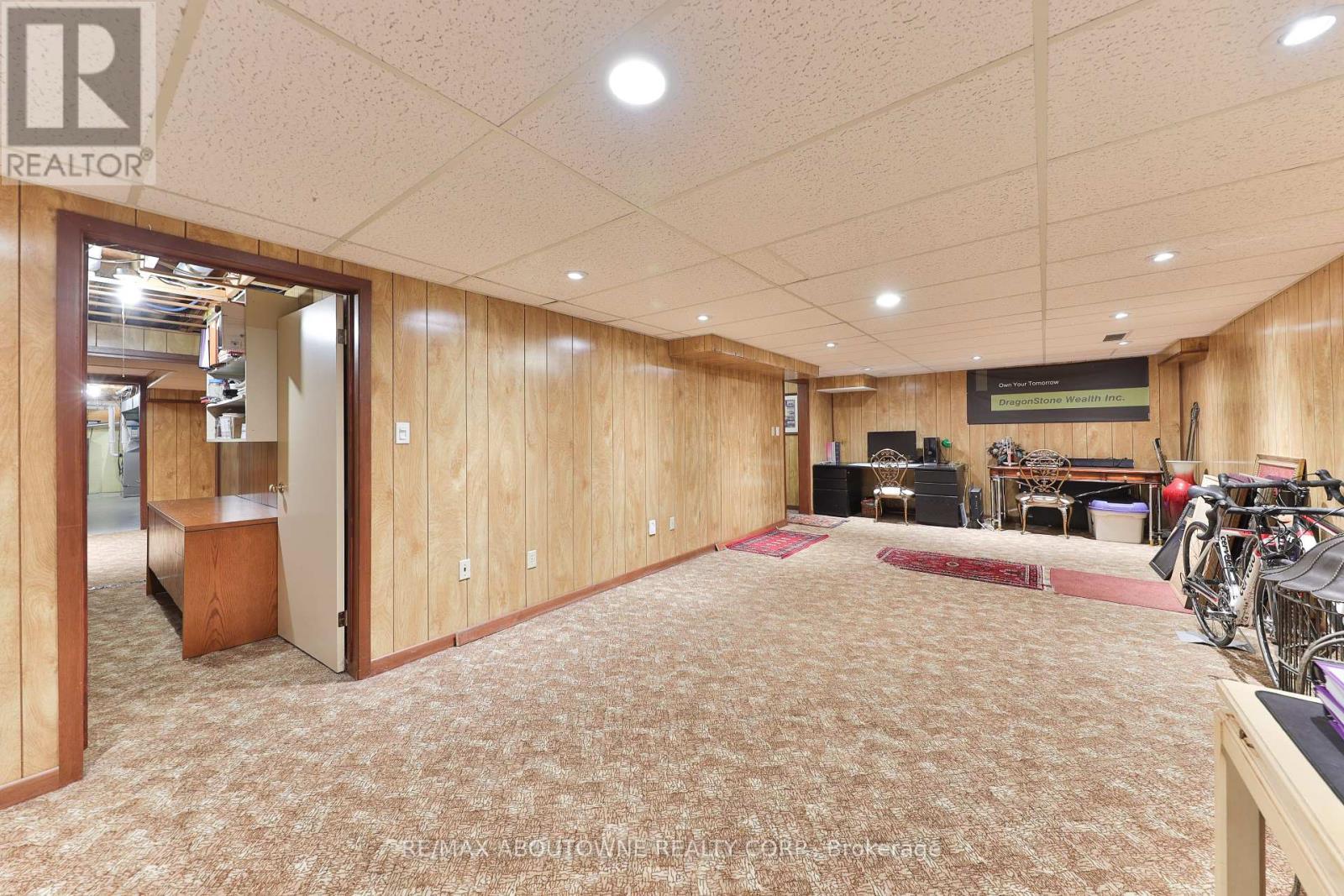 












218 NORTH SHORE BOULEVARD W

,
Burlington (Bayview),




Ontario
L7T1A4

