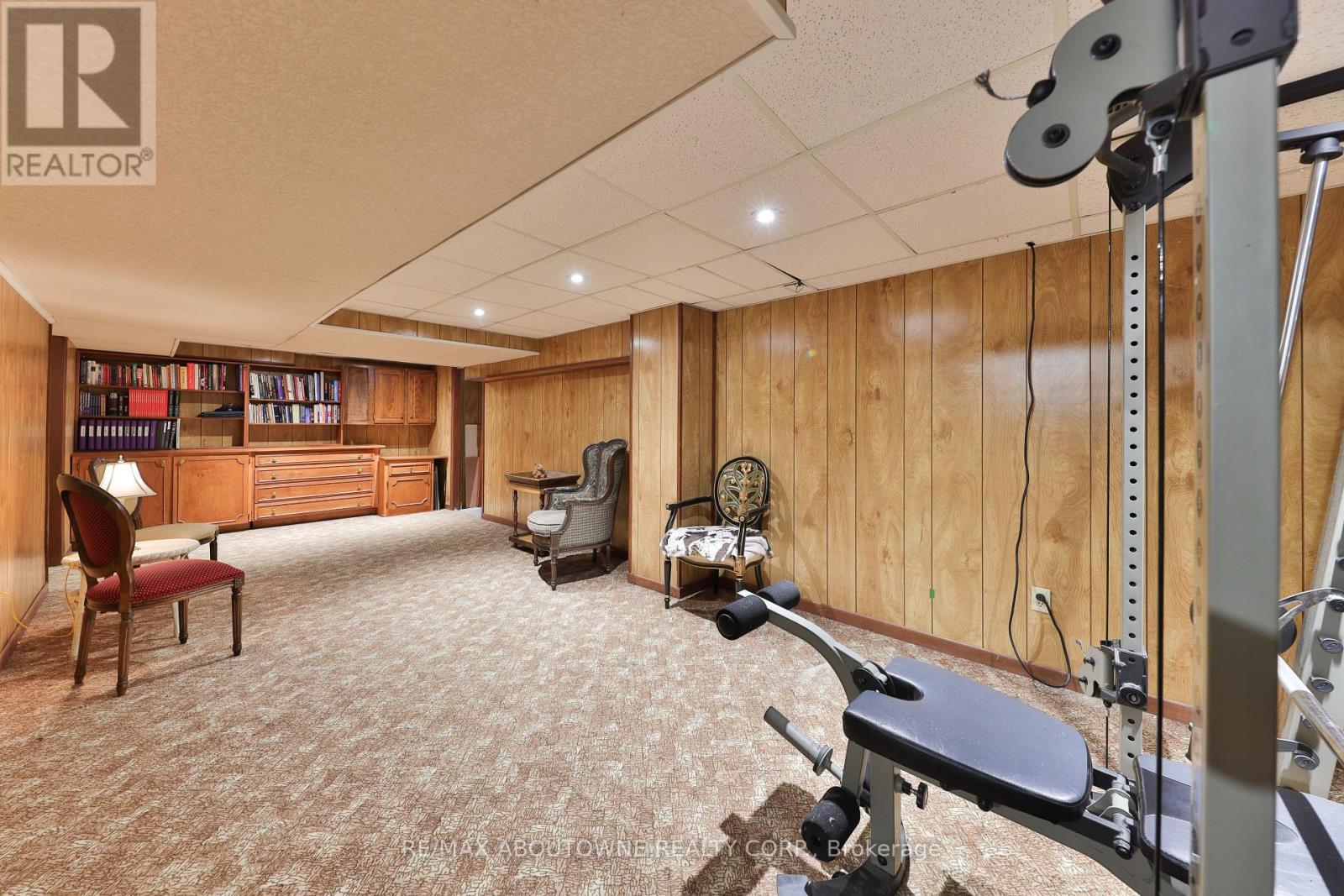 












218 NORTH SHORE BOULEVARD W

,
Burlington (Bayview),




Ontario
L7T1A4

