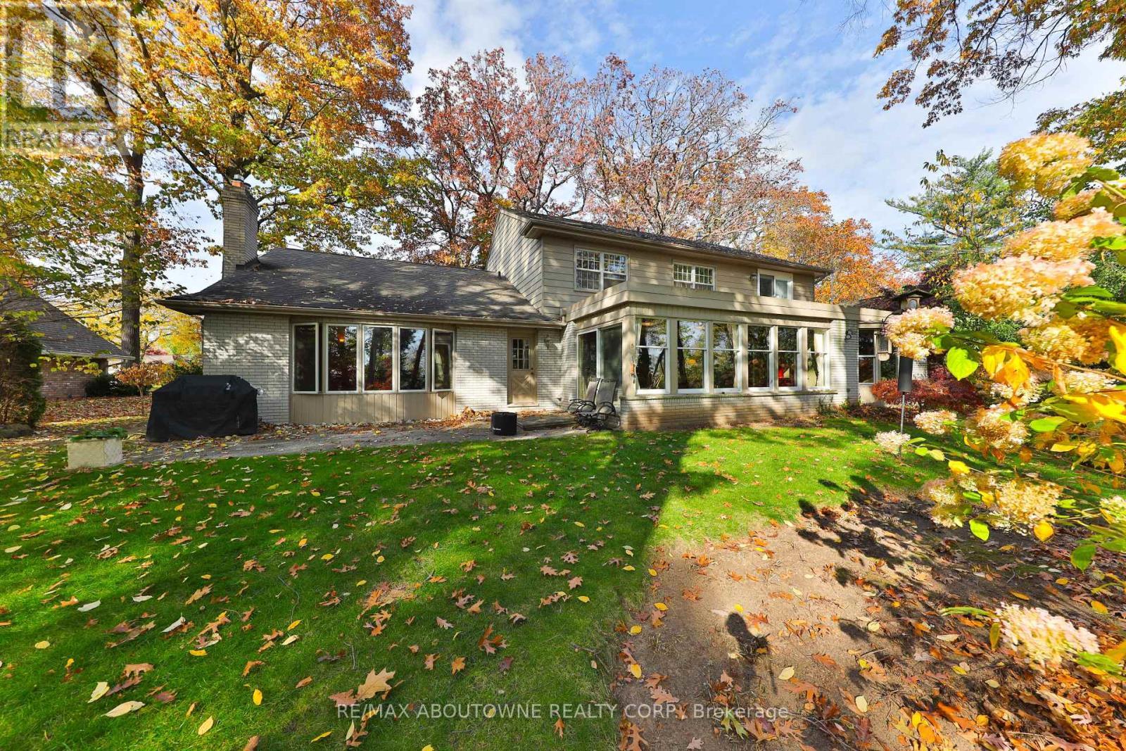 












218 NORTH SHORE BOULEVARD W

,
Burlington (Bayview),




Ontario
L7T1A4


