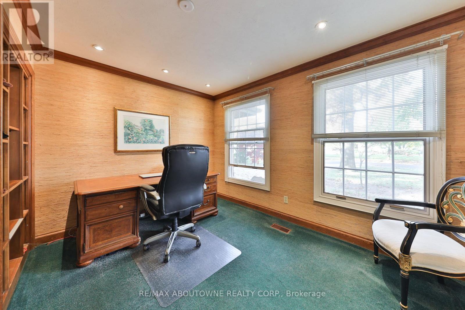 












218 NORTH SHORE BOULEVARD W

,
Burlington (Bayview),




Ontario
L7T1A4

