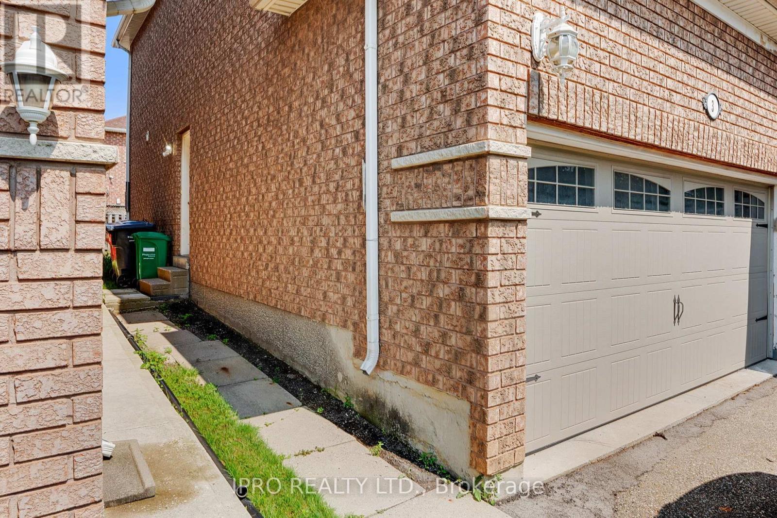 












LOWER - 3 BRAMBANK CRESCENT

,
Brampton (Fletcher's Meadow),




Ontario
L7A1T9

