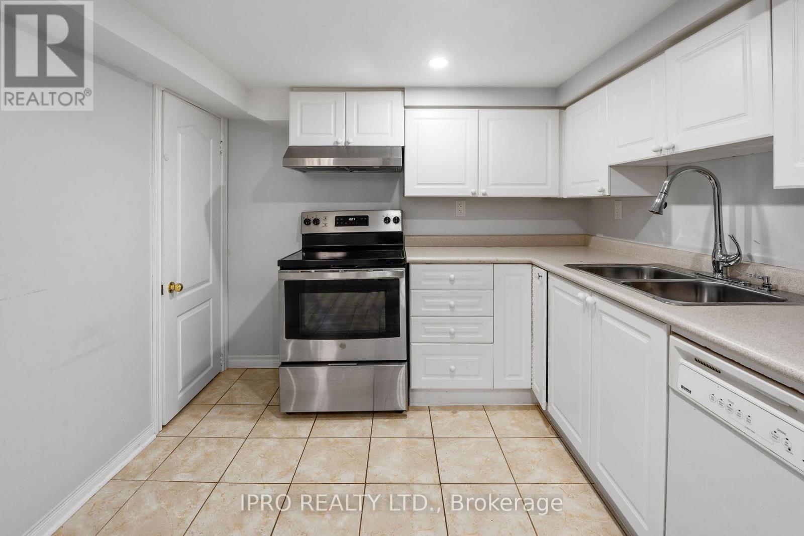 












LOWER - 3 BRAMBANK CRESCENT

,
Brampton (Fletcher's Meadow),




Ontario
L7A1T9

