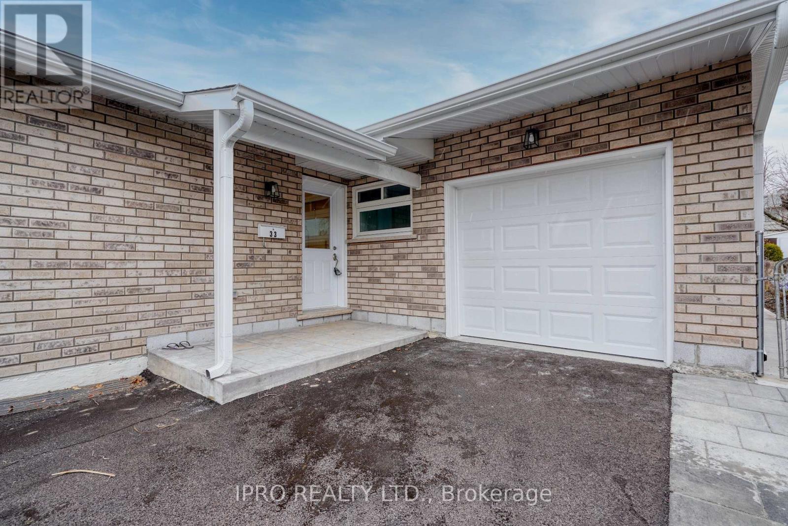 












33 ORPINGTON CRESCENT

,
Toronto (Mount Olive-Silverstone-Jamestown),




Ontario
M9V3E2

