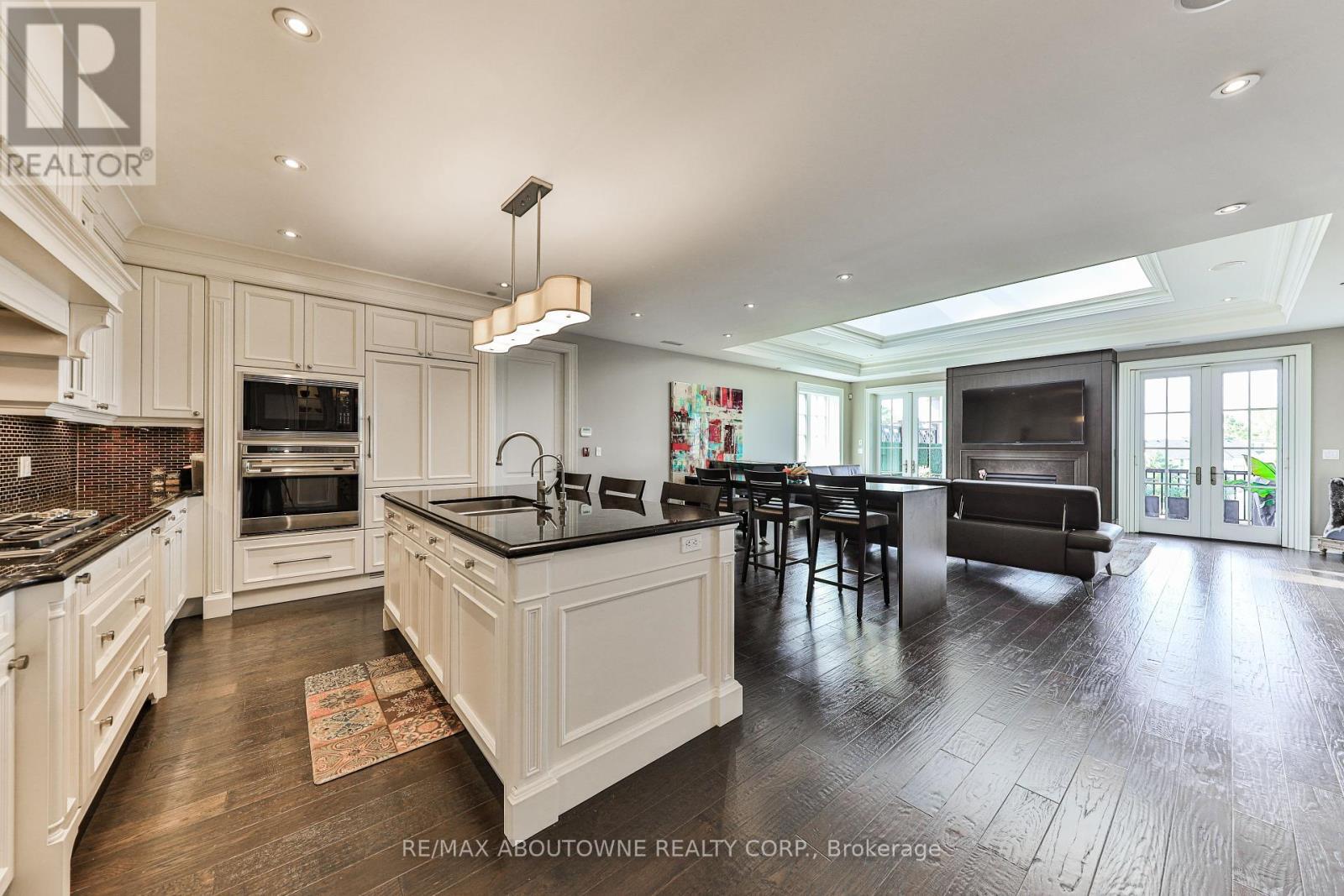 












404 - 261 CHURCH STREET

,
Oakville (OO Old Oakville),




Ontario
L6J1N7

