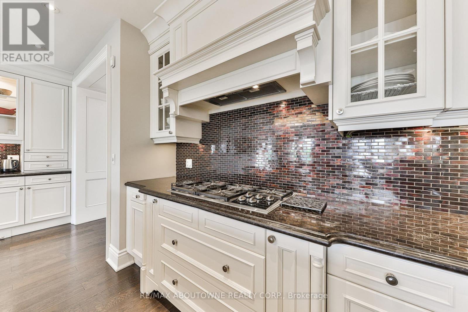 












404 - 261 CHURCH STREET

,
Oakville (OO Old Oakville),




Ontario
L6J1N7

