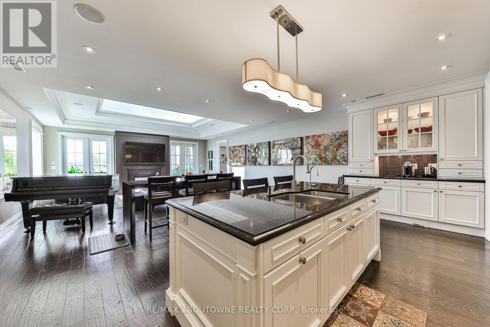 












404 - 261 CHURCH STREET

,
Oakville (OO Old Oakville),




Ontario
L6J1N7

