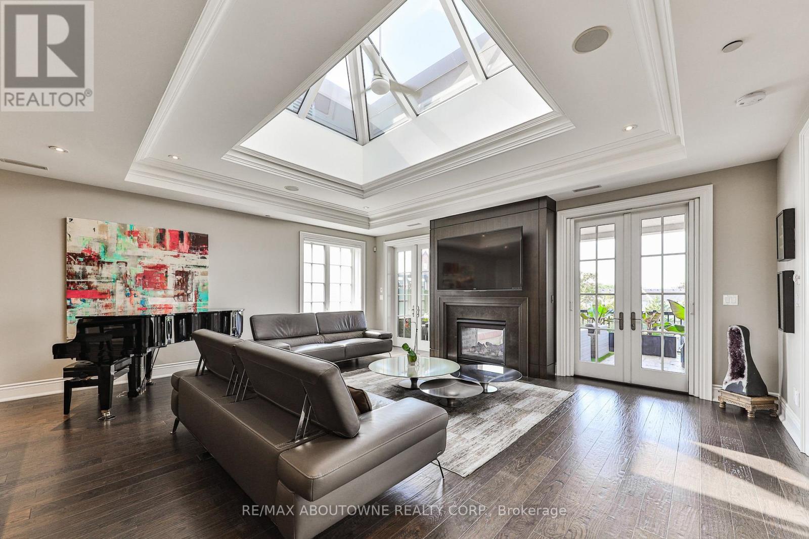 












404 - 261 CHURCH STREET

,
Oakville (OO Old Oakville),




Ontario
L6J1N7

