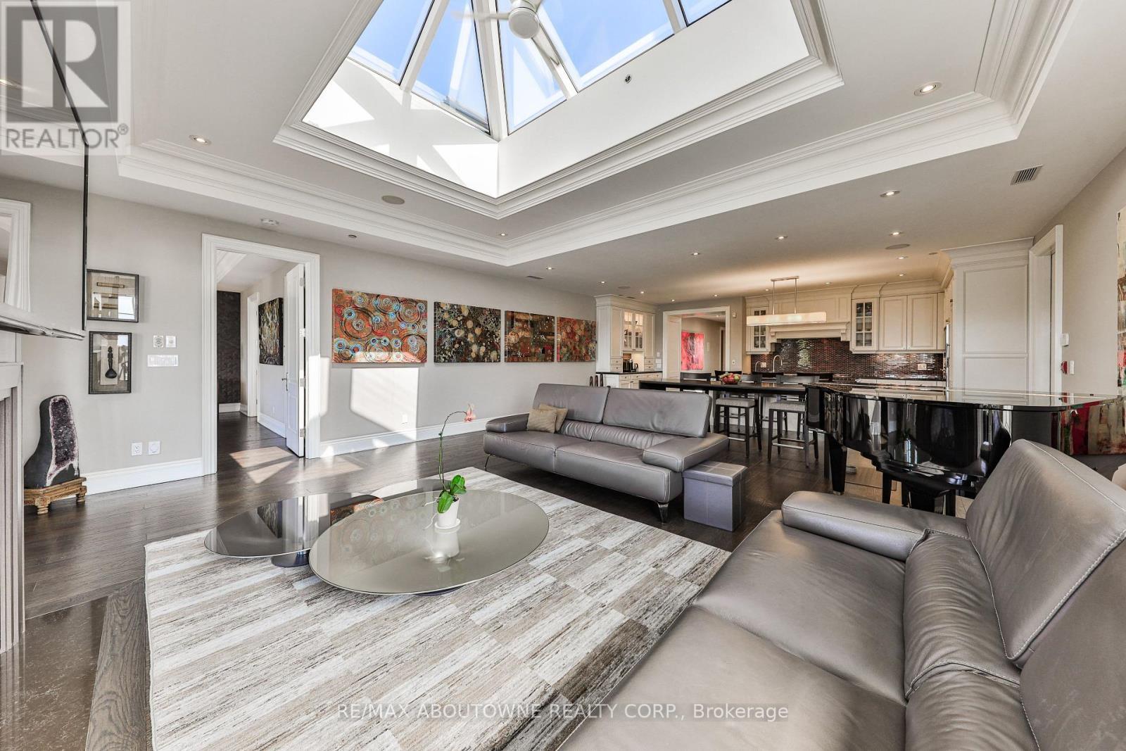 












404 - 261 CHURCH STREET

,
Oakville (OO Old Oakville),




Ontario
L6J1N7

