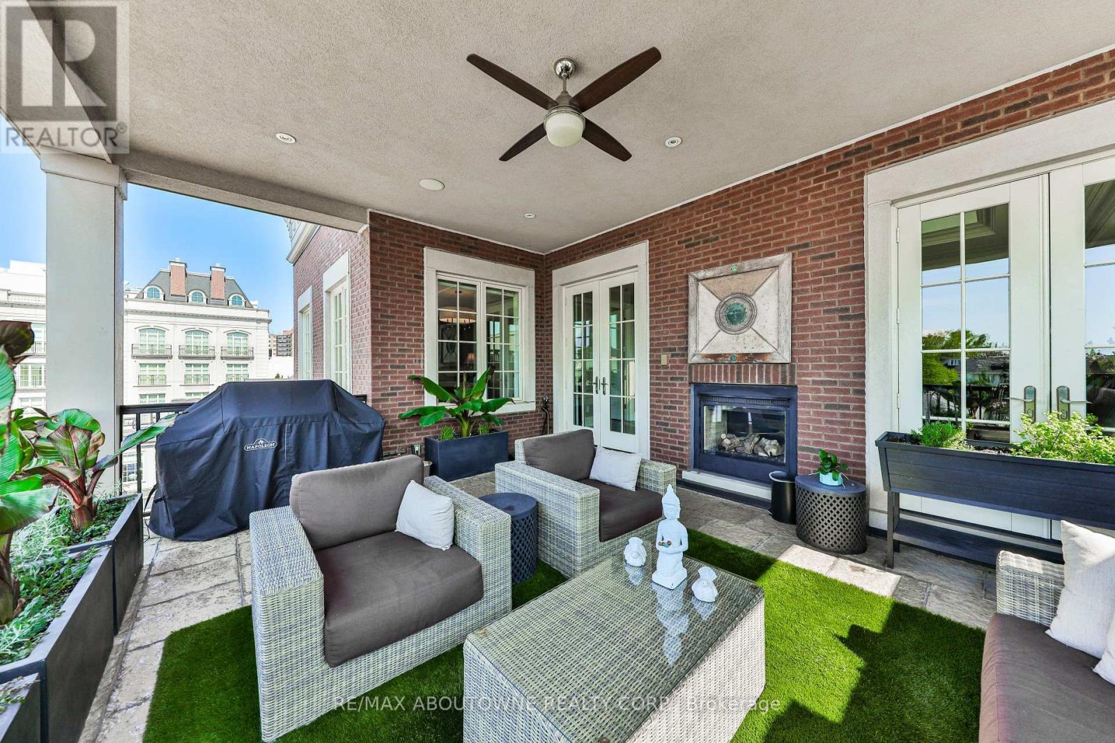 












404 - 261 CHURCH STREET

,
Oakville (OO Old Oakville),




Ontario
L6J1N7


