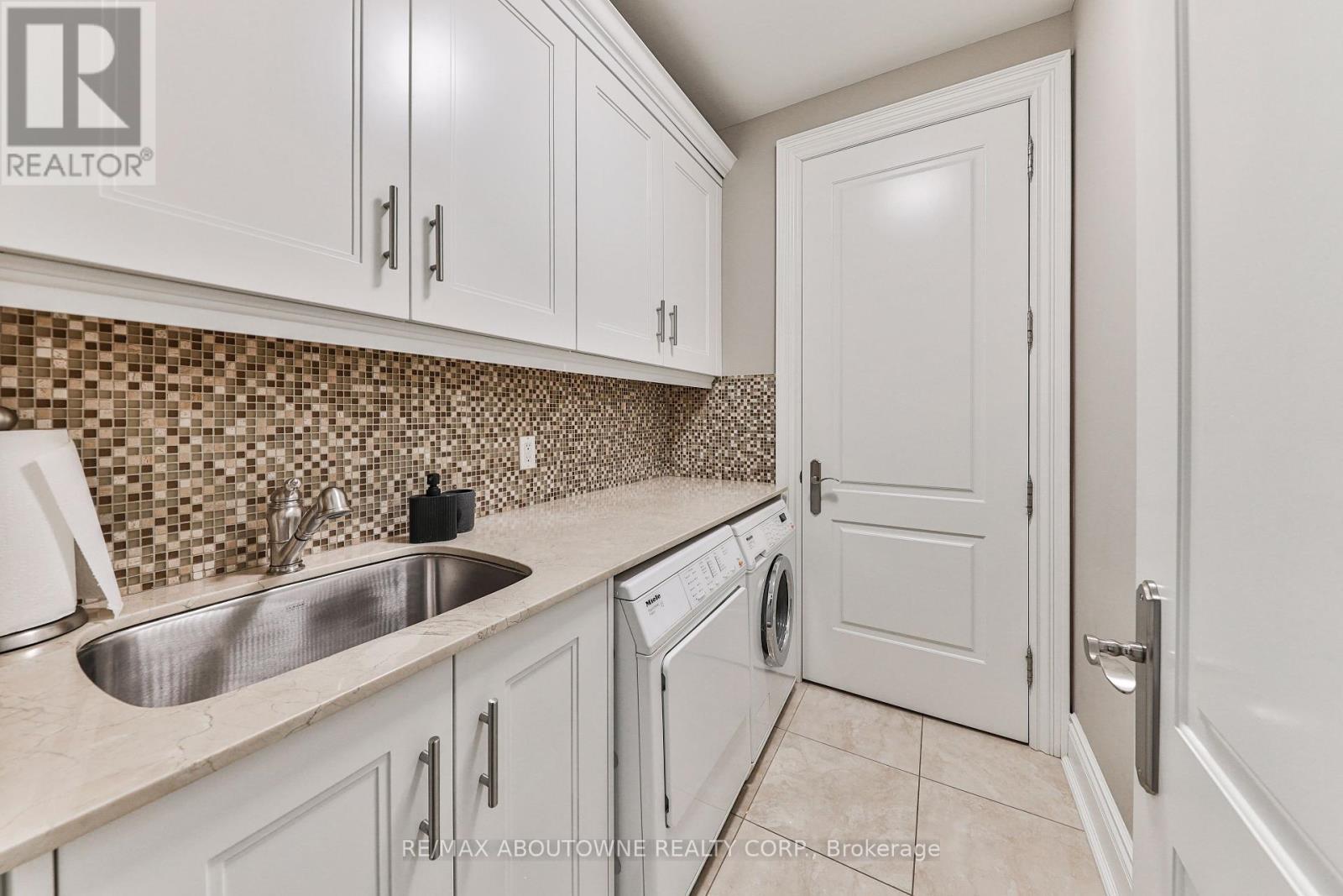 












404 - 261 CHURCH STREET

,
Oakville (OO Old Oakville),




Ontario
L6J1N7

