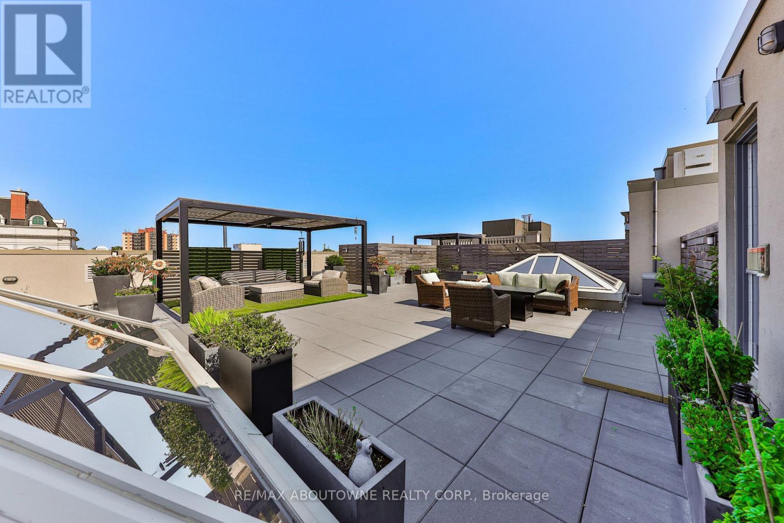 












404 - 261 CHURCH STREET

,
Oakville (OO Old Oakville),




Ontario
L6J1N7


