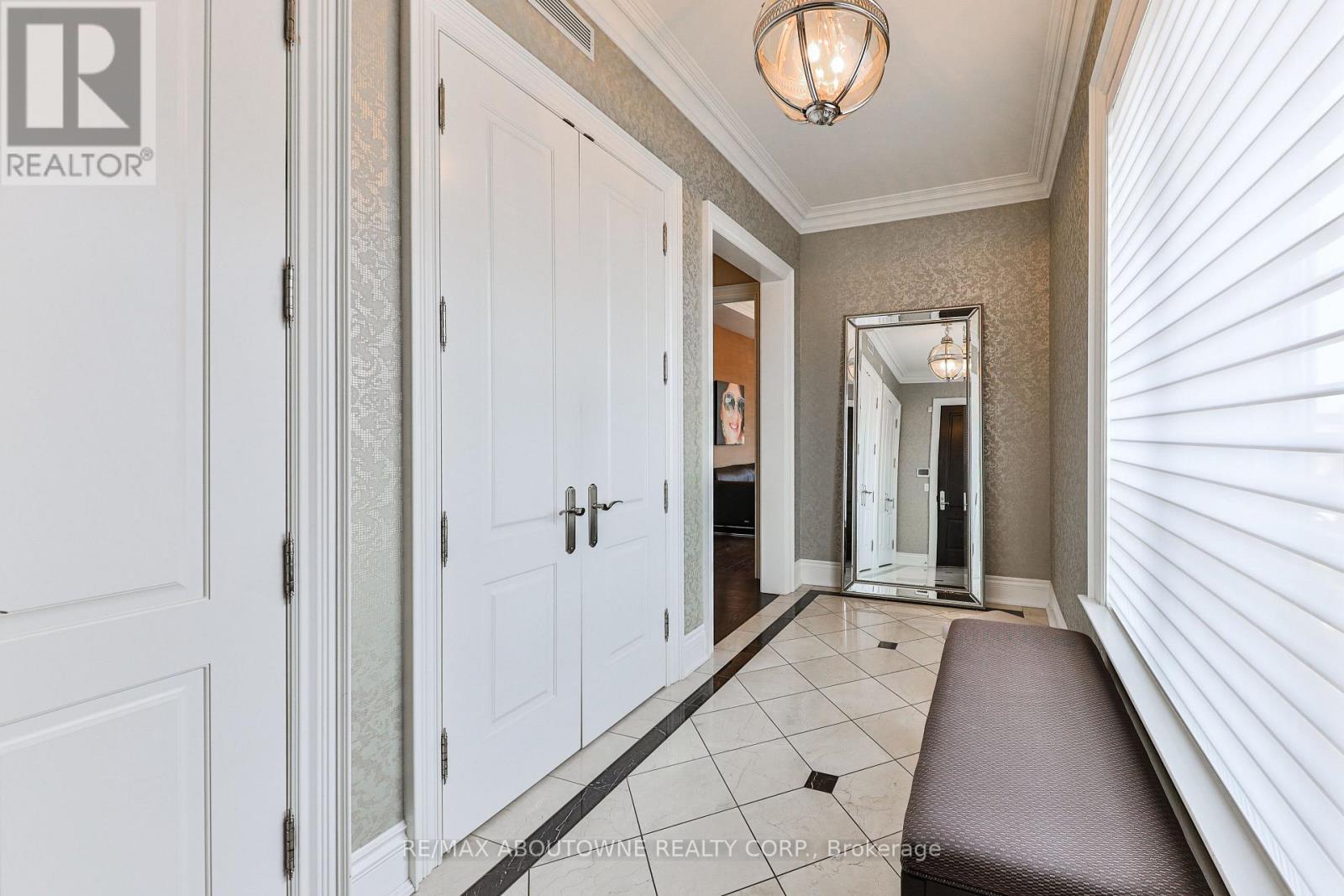 












404 - 261 CHURCH STREET

,
Oakville (OO Old Oakville),




Ontario
L6J1N7

