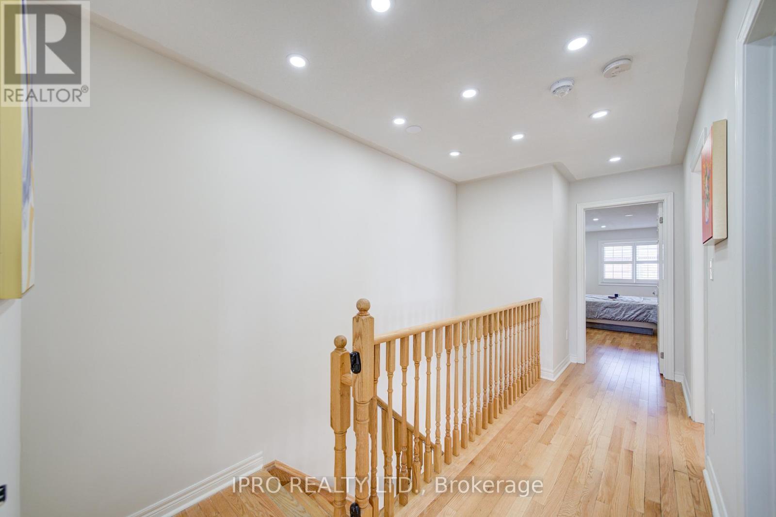 












566 BESSBOROUGH DRIVE

,
Milton (HA Harrison),




Ontario
L9T8V9

