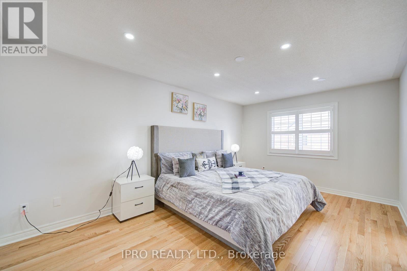 












566 BESSBOROUGH DRIVE

,
Milton (HA Harrison),




Ontario
L9T8V9

