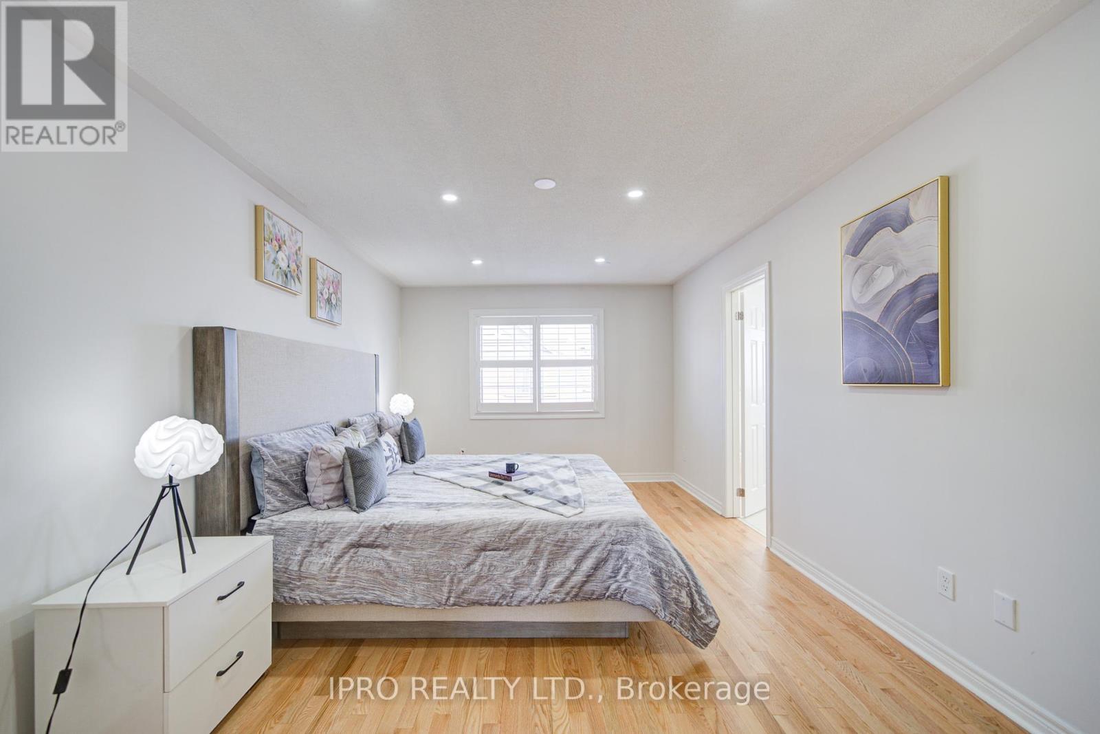 












566 BESSBOROUGH DRIVE

,
Milton (HA Harrison),




Ontario
L9T8V9

