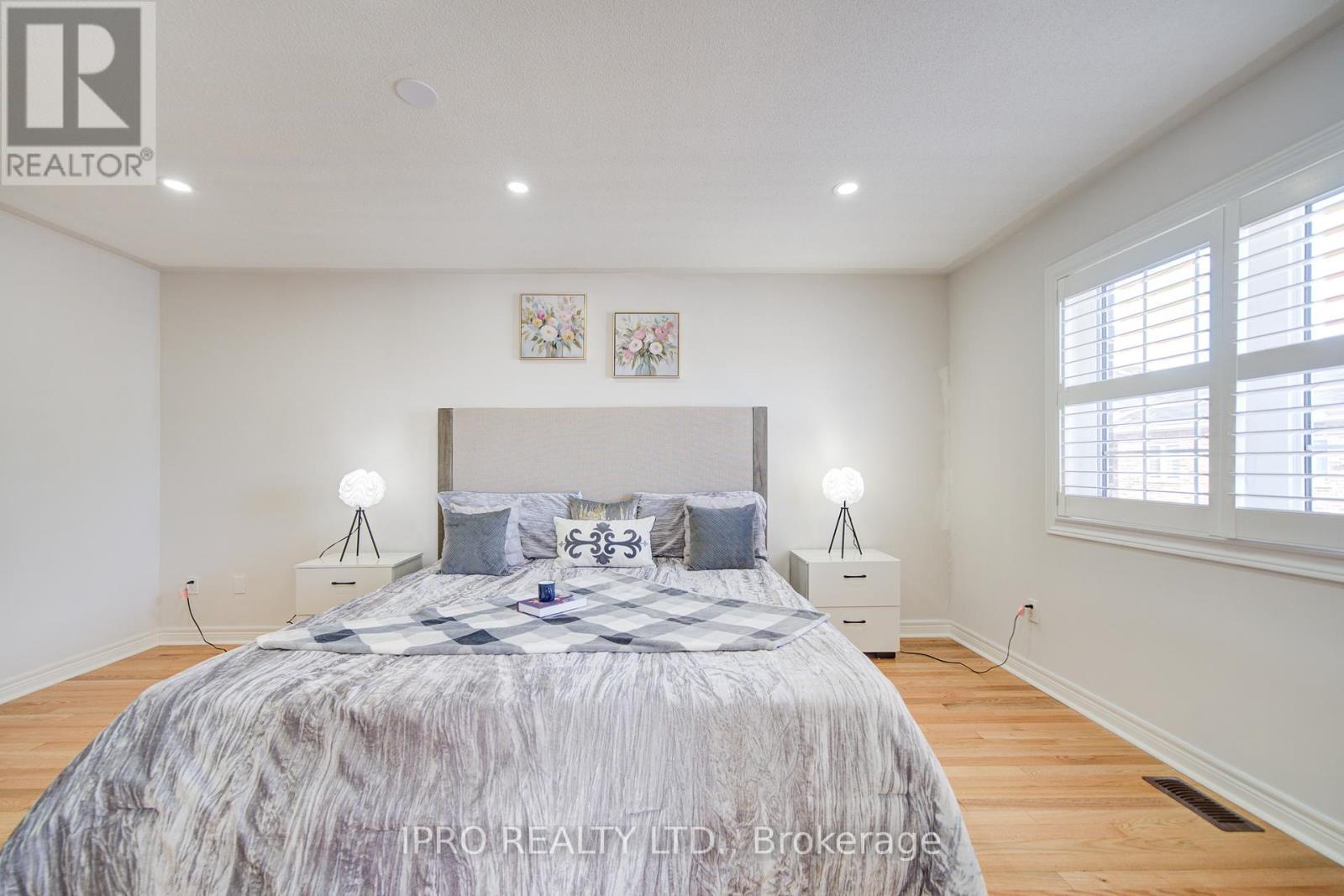 












566 BESSBOROUGH DRIVE

,
Milton (HA Harrison),




Ontario
L9T8V9

