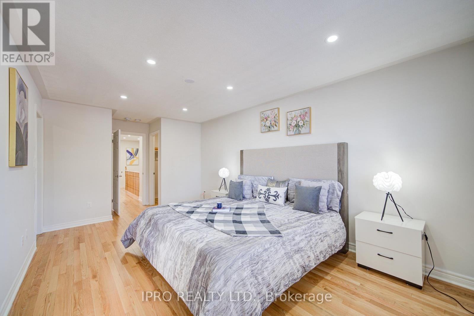 












566 BESSBOROUGH DRIVE

,
Milton (HA Harrison),




Ontario
L9T8V9

