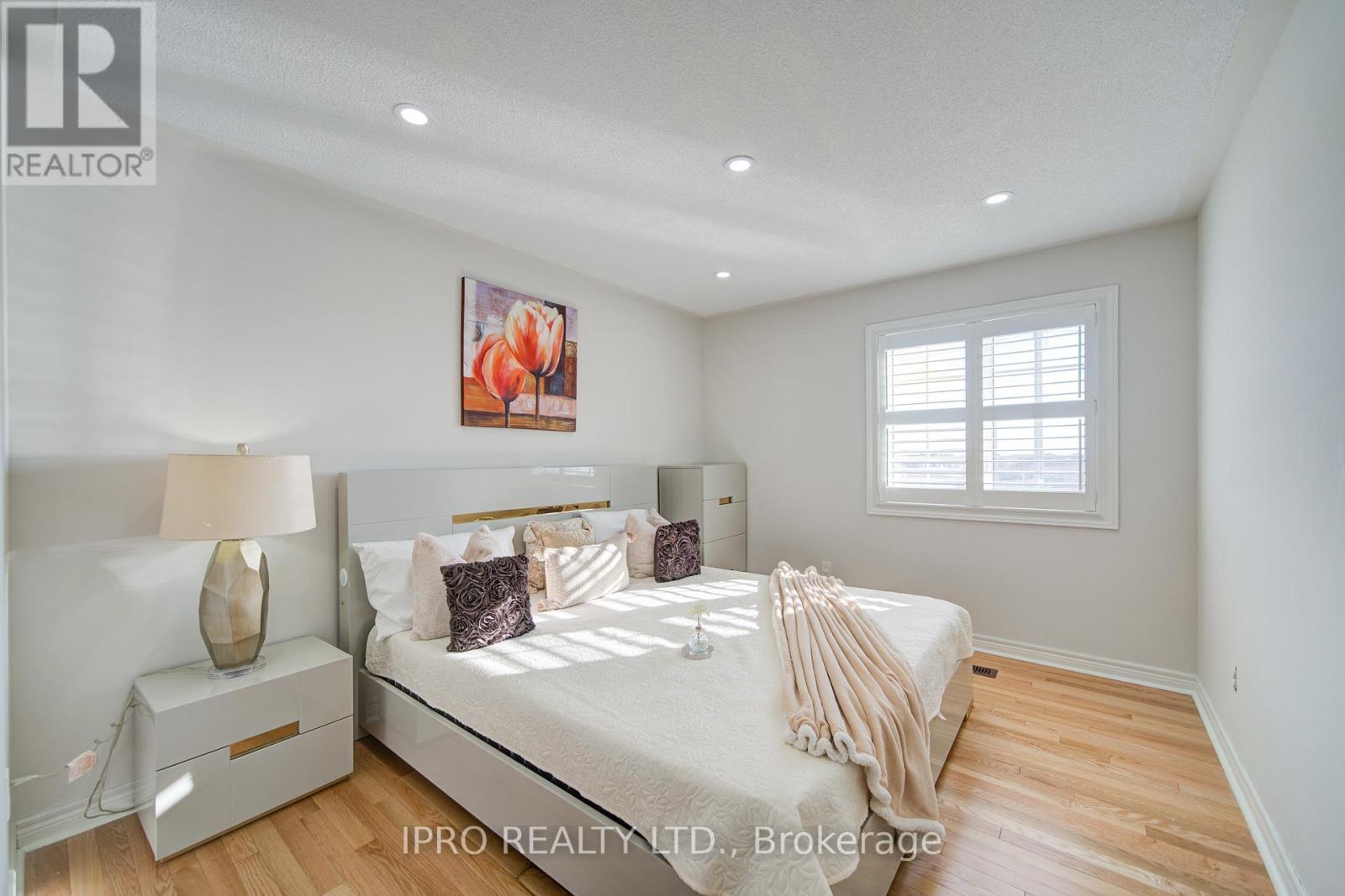 












566 BESSBOROUGH DRIVE

,
Milton (HA Harrison),




Ontario
L9T8V9

