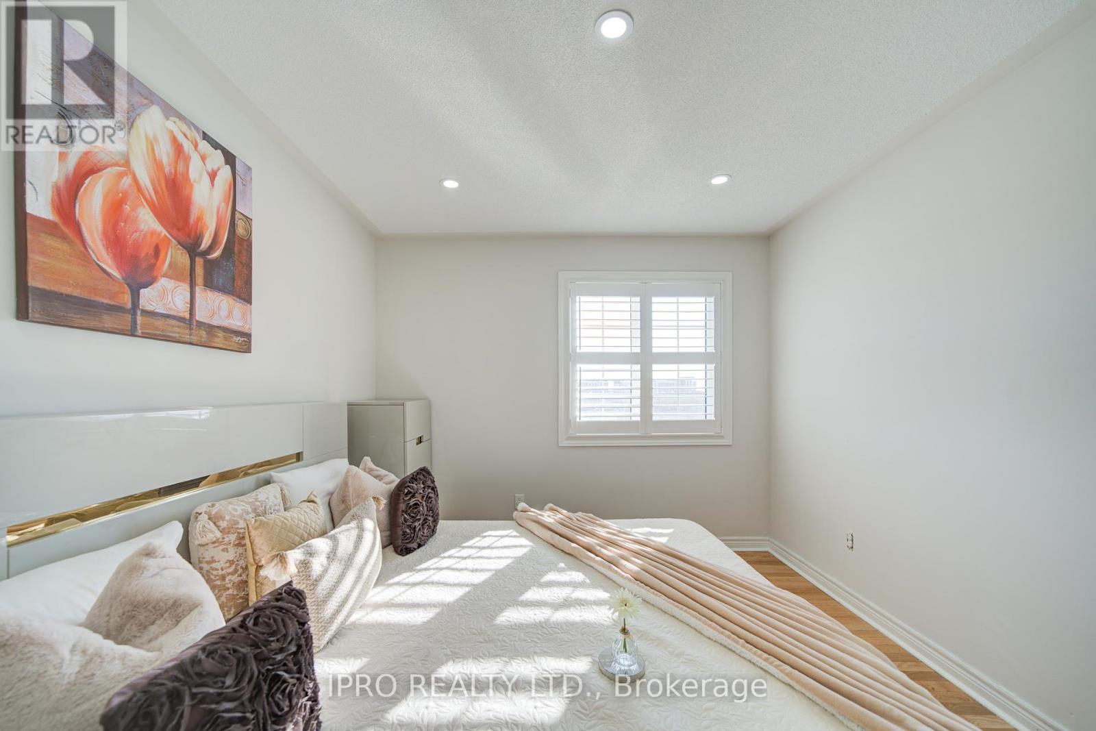 












566 BESSBOROUGH DRIVE

,
Milton (HA Harrison),




Ontario
L9T8V9

