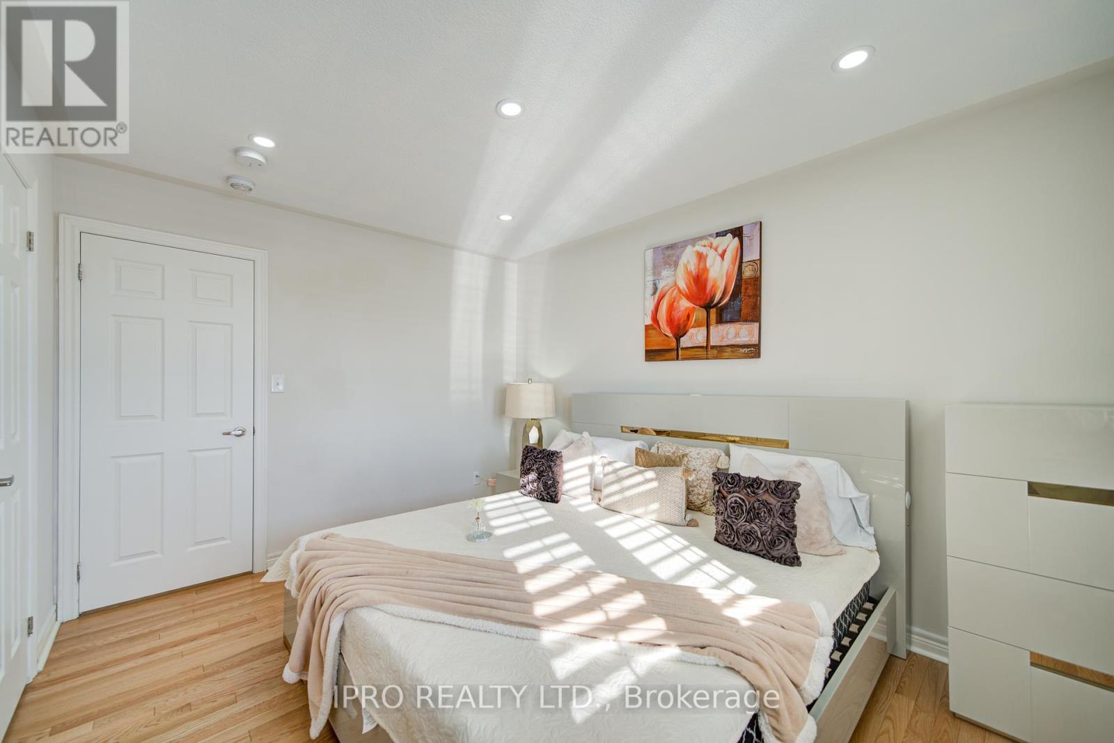 












566 BESSBOROUGH DRIVE

,
Milton (HA Harrison),




Ontario
L9T8V9

