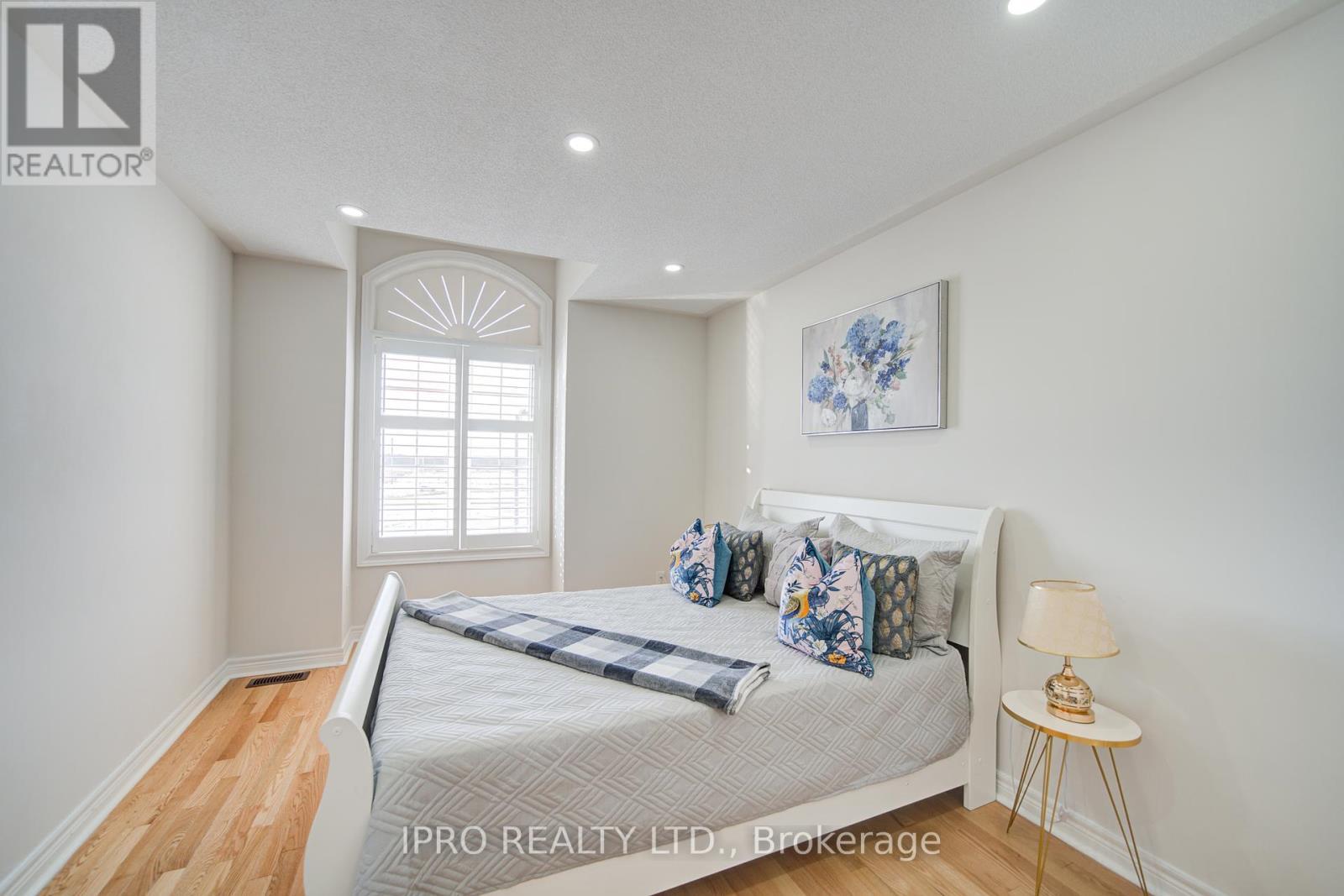 












566 BESSBOROUGH DRIVE

,
Milton (HA Harrison),




Ontario
L9T8V9

