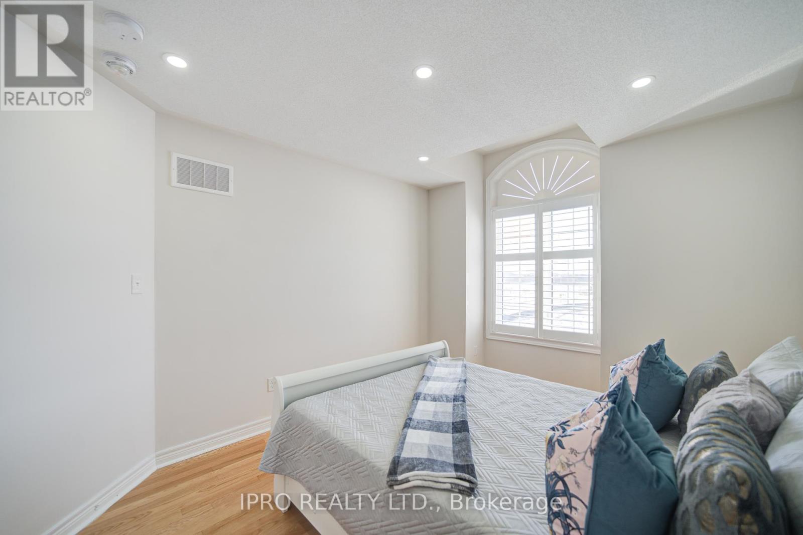 












566 BESSBOROUGH DRIVE

,
Milton (HA Harrison),




Ontario
L9T8V9

