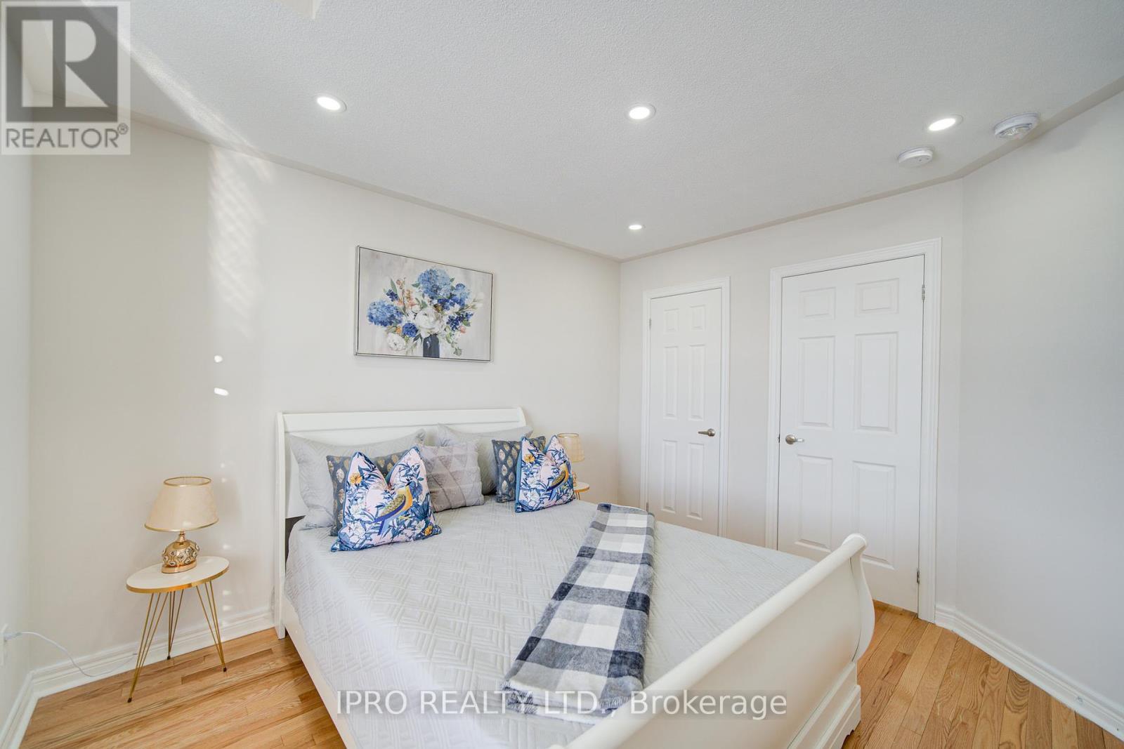 












566 BESSBOROUGH DRIVE

,
Milton (HA Harrison),




Ontario
L9T8V9

