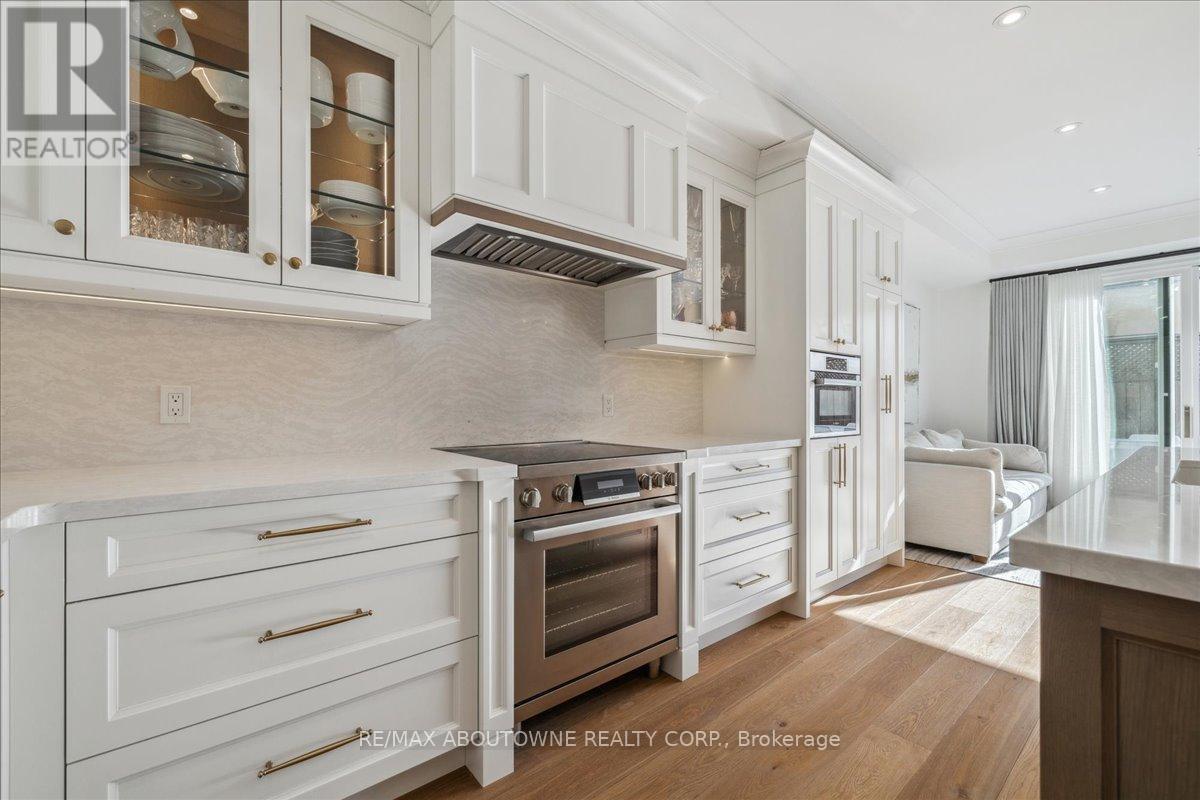 












148 REYNOLDS STREET

,
Oakville (OO Old Oakville),




Ontario
L6J3K9

