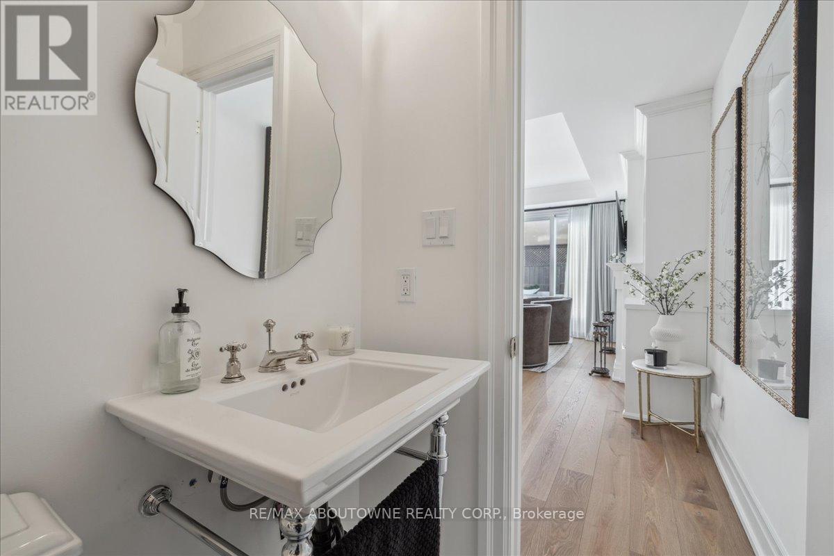 












148 REYNOLDS STREET

,
Oakville (OO Old Oakville),




Ontario
L6J3K9

