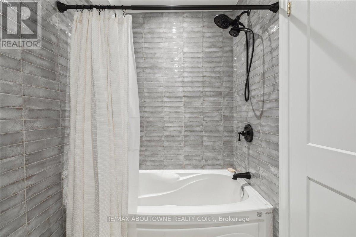 












148 REYNOLDS STREET

,
Oakville (OO Old Oakville),




Ontario
L6J3K9

