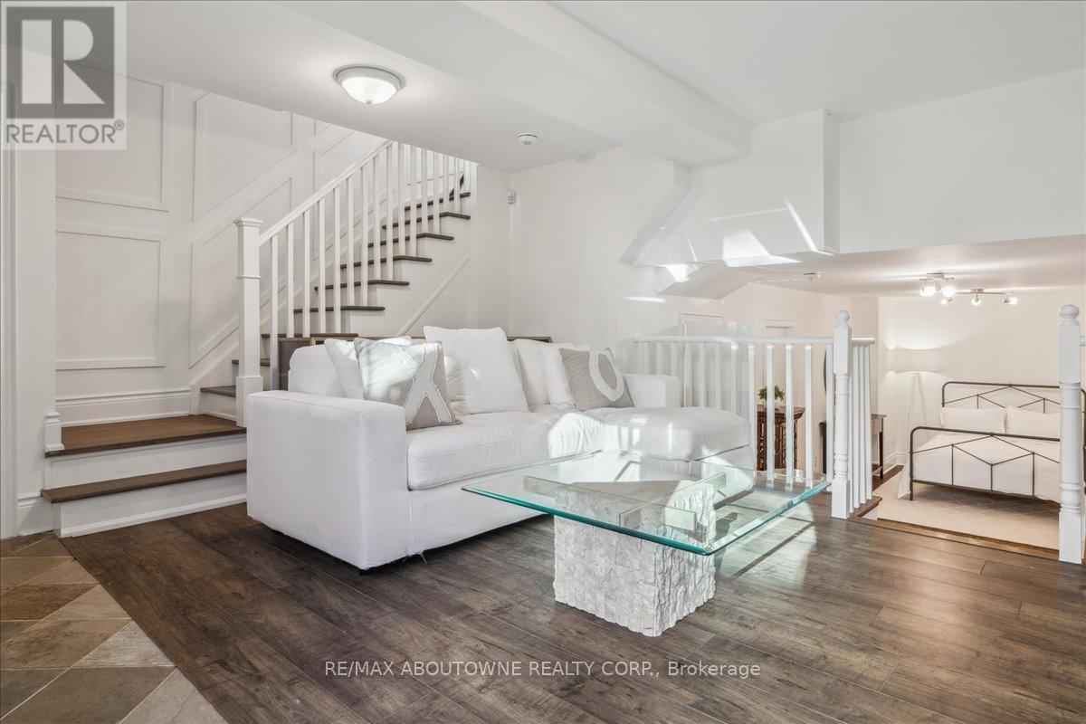 












148 REYNOLDS STREET

,
Oakville (OO Old Oakville),




Ontario
L6J3K9

