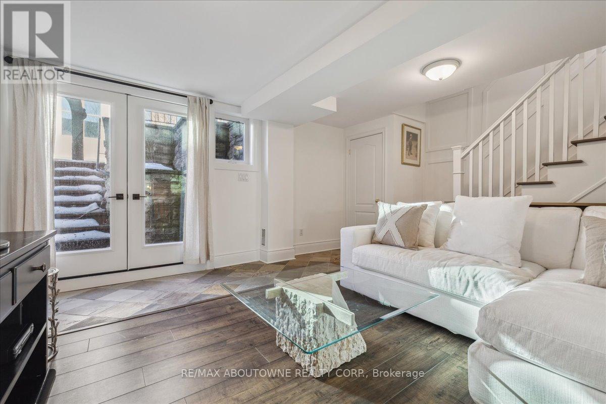 












148 REYNOLDS STREET

,
Oakville (OO Old Oakville),




Ontario
L6J3K9

