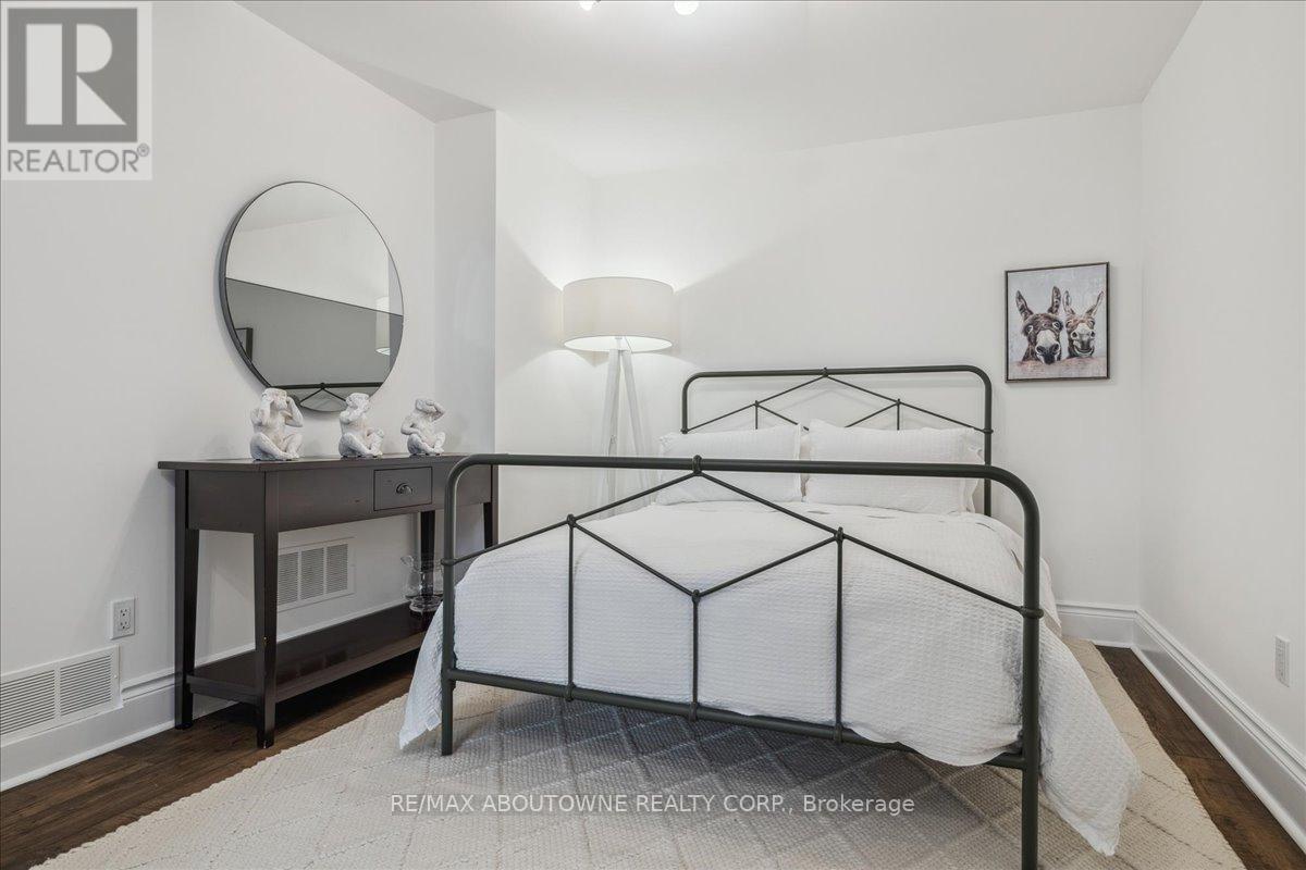 












148 REYNOLDS STREET

,
Oakville (OO Old Oakville),




Ontario
L6J3K9

