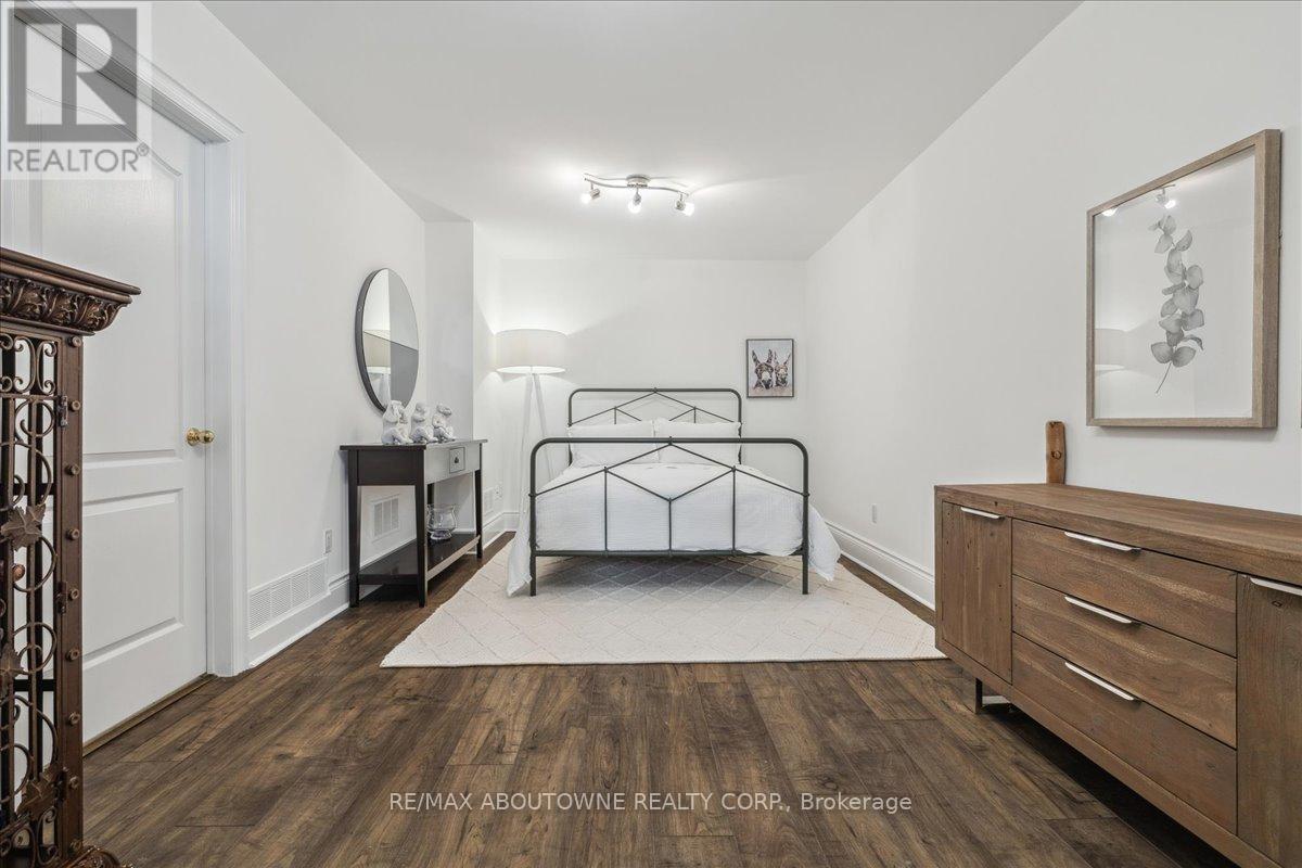 












148 REYNOLDS STREET

,
Oakville (OO Old Oakville),




Ontario
L6J3K9

