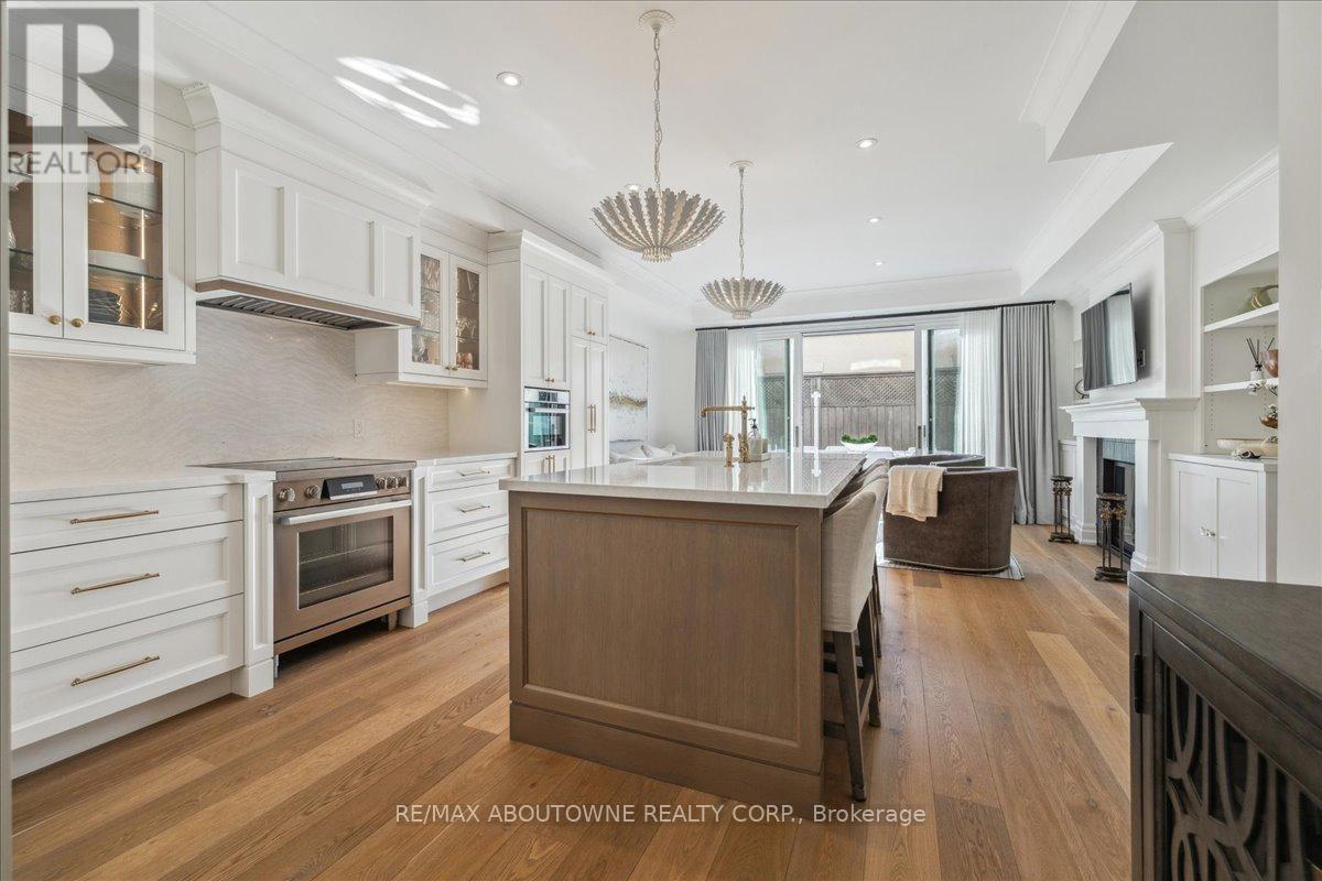 












148 REYNOLDS STREET

,
Oakville (OO Old Oakville),




Ontario
L6J3K9

