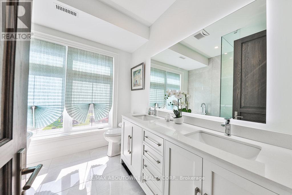 












2409 LAKESHORE ROAD

,
Burlington (Brant),




Ontario
L7R1B8

