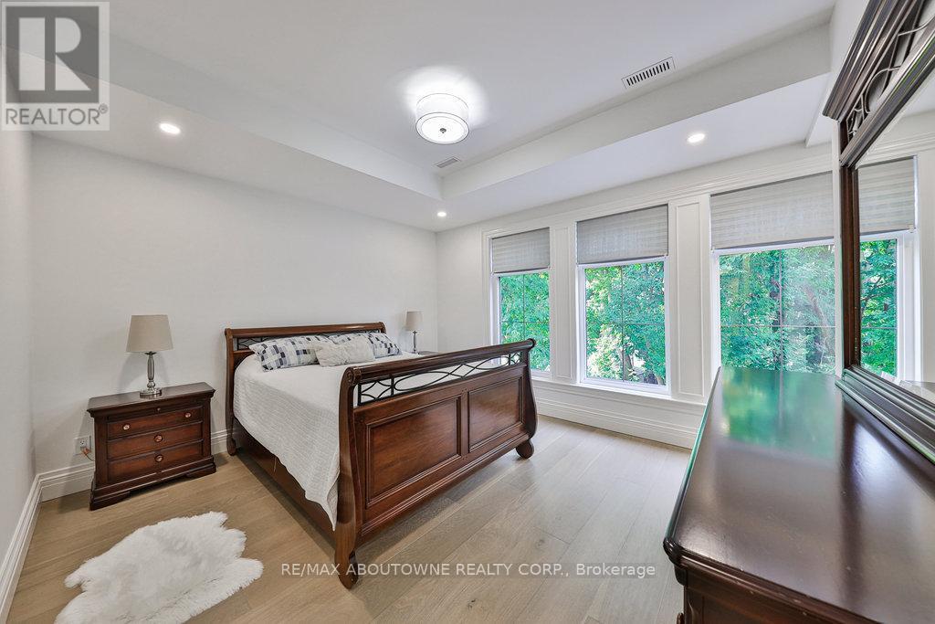 












2409 LAKESHORE ROAD

,
Burlington (Brant),




Ontario
L7R1B8

