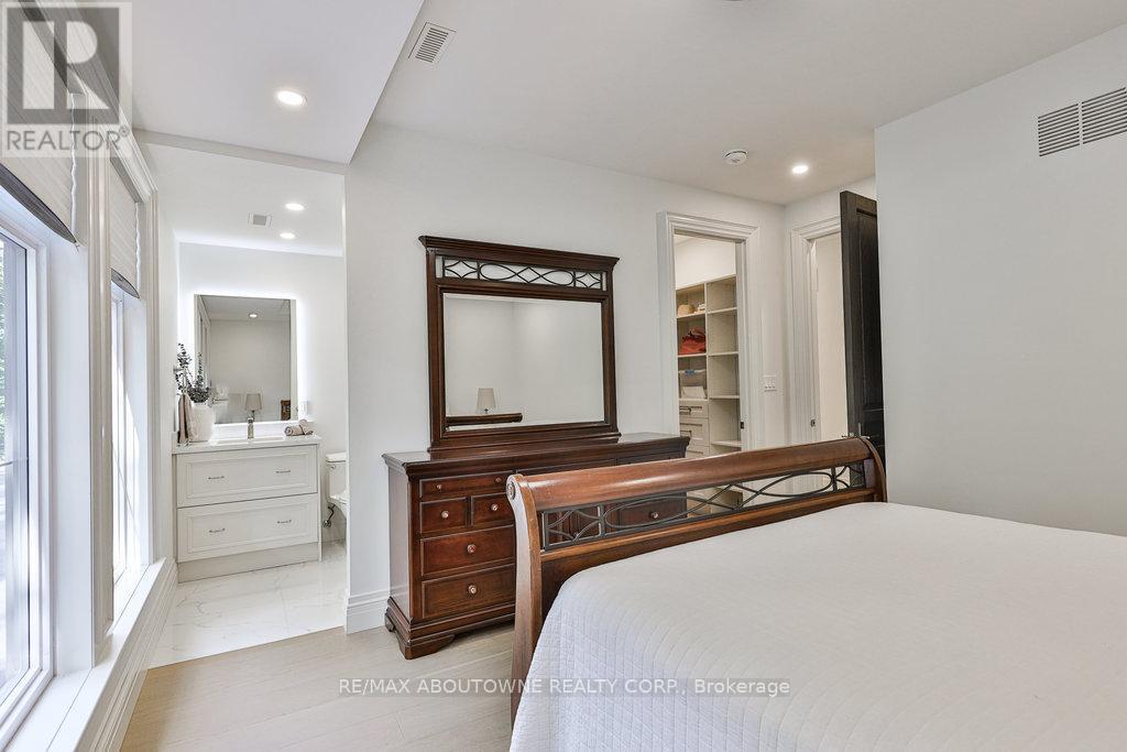 












2409 LAKESHORE ROAD

,
Burlington (Brant),




Ontario
L7R1B8

