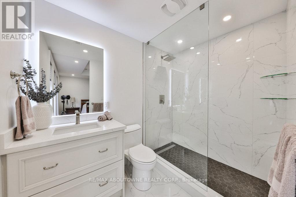 












2409 LAKESHORE ROAD

,
Burlington (Brant),




Ontario
L7R1B8

