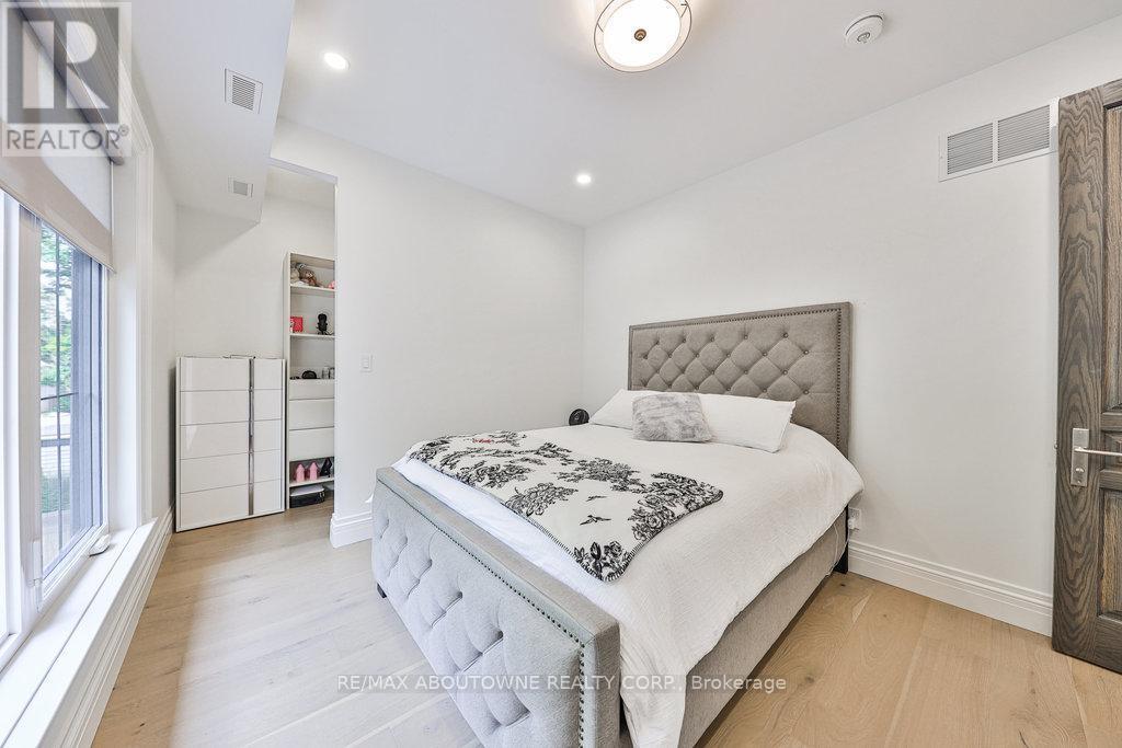 












2409 LAKESHORE ROAD

,
Burlington (Brant),




Ontario
L7R1B8

