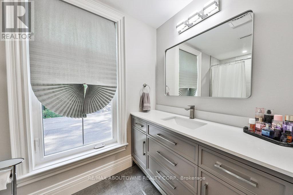 












2409 LAKESHORE ROAD

,
Burlington (Brant),




Ontario
L7R1B8

