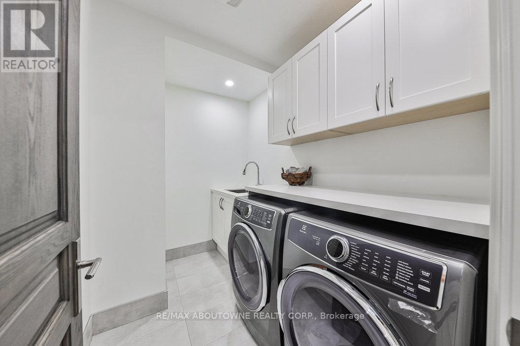 












2409 LAKESHORE ROAD

,
Burlington (Brant),




Ontario
L7R1B8


