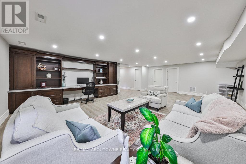 












2409 LAKESHORE ROAD

,
Burlington (Brant),




Ontario
L7R1B8

