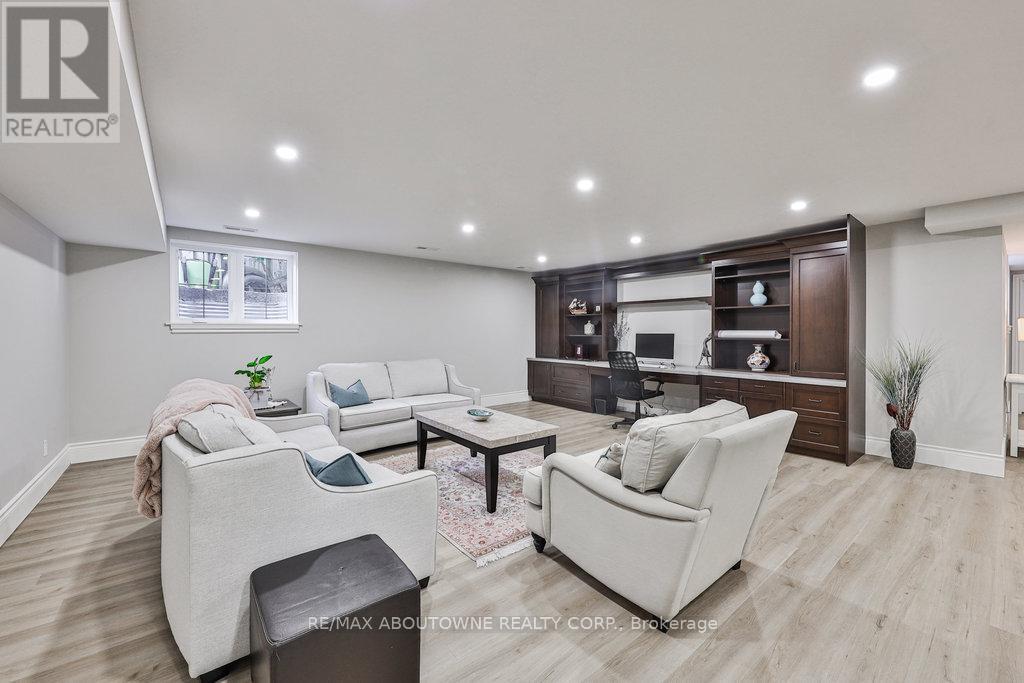 












2409 LAKESHORE ROAD

,
Burlington (Brant),




Ontario
L7R1B8

