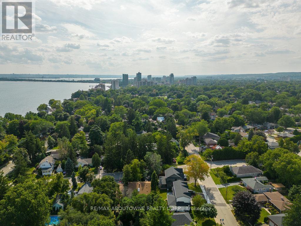 












2409 LAKESHORE ROAD

,
Burlington (Brant),




Ontario
L7R1B8

