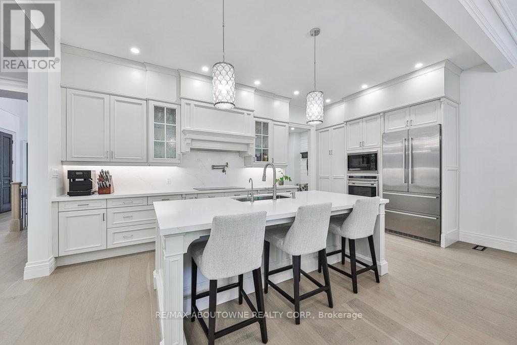 












2409 LAKESHORE ROAD

,
Burlington (Brant),




Ontario
L7R1B8

