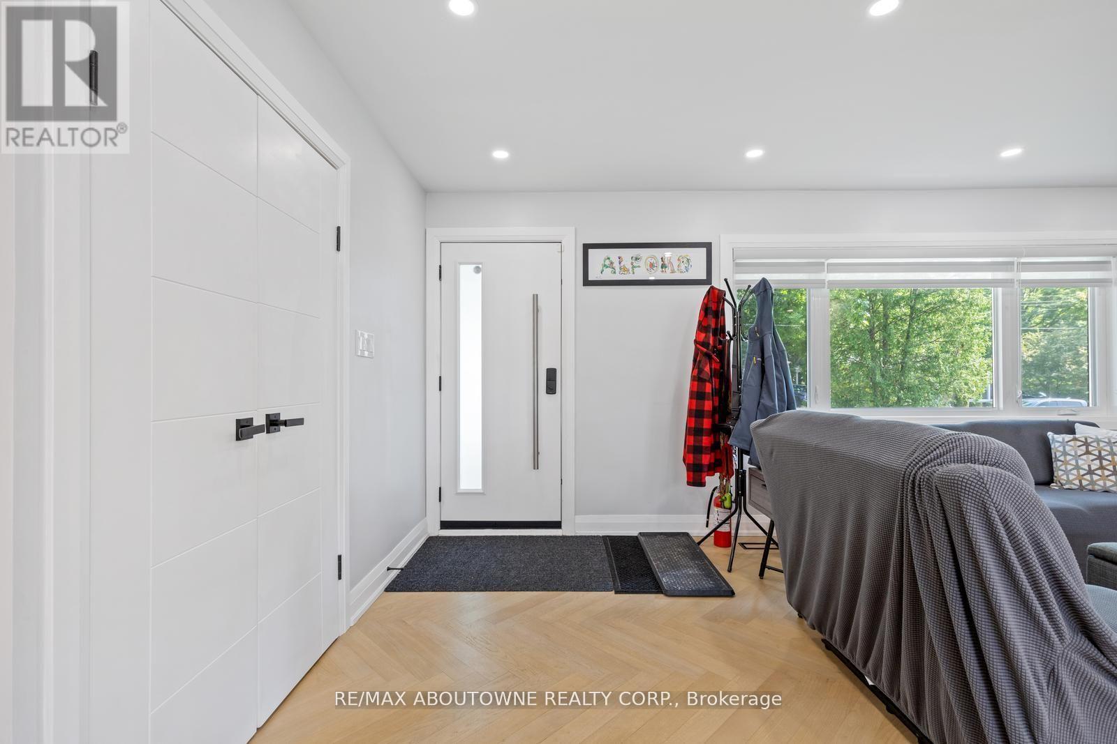 












1302 DUNBAR ROAD

,
Burlington (Mountainside),




Ontario
L7P2J9

